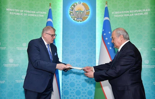 Árni Þór Sigurðsson sendiherra afhendir Abdulaziz Kamilov, utanríkisráðherra Úsbekistan, trúnaðarbréf sitt
