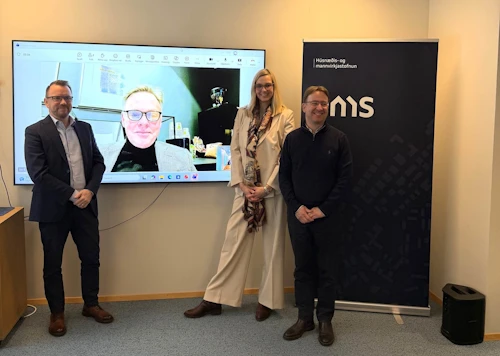Ragnar Þór Ingólfsson, félags- og húsnæðismálaráðherra, ásamt Hermanni Jónassyni, forstjóra HMS, og Jóni Birni Hákonarsyni, formanni Sambands íslenskra sveitarfélaga (á skjá) sem allir undirrita viljayfirlýsinguna. Með þeim er Ásthildur Sturludóttir, bæjarstjóri Akureyrar sem einnig hélt erindi á opnum fundi á vegum HMS þar sem yfirlýsingin var kynnt. 