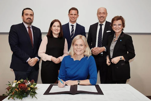 Við undirritun yfirlýsingarinnar, Pushing for progress (Þrýst á framfarir). Paulina Brandberg, jafnréttis- og vinnumarkaðsráðherra Svíþjóðar sitjandi.  Í efri röð frá vinstri Arsim Zekaj, velferðar- og heilbrigðisráðherra Álandseyja, Sanni Grahn-Laasonen, velferðarráðherra Finnlands,  Erlend Kaldestad Hanstveit, jafnréttis- og menningarráðherra Noregs, Magnus Heunicke, jafnréttis- og umhverfisráðherra Danmerkur og Karen Ellemann, framkvæmdastjóri Norrænu ráðherranefndarinnar.