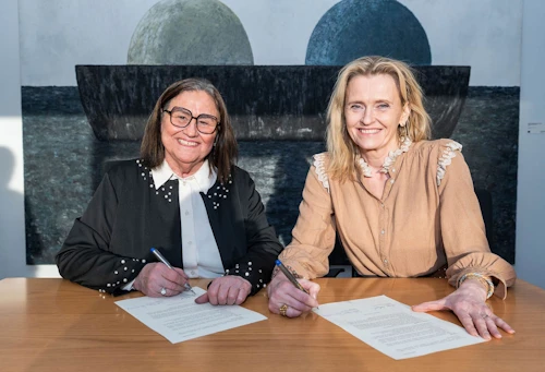 Inga Sæland, mennta- og barnamálaráðherra, og Heiða Björg Hilmisdóttir borgarstjóri undirrita samning um PMTO-miðstöð í ráðuneytinu