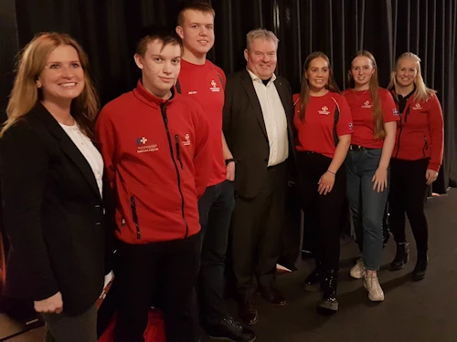 Fjögur íslensk ungmenni taka þátt í ráðstefnu YOURS. Frá vinstri: Kolbrún Guðný Þorsteinsdóttir, starfsmaður Samgöngustofu, Fannar Freyr Atlason, Atli Þór Jónsson, Sigurður Ingi Jóhannsson, Karín Óla Eiríksdóttir, Embla Líf Hallsdóttir og Helena Dögg Magnúsdóttir, starfsmaður Landsbjargar.