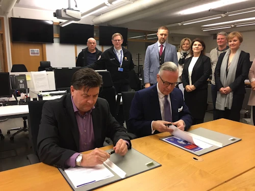 Haraldur Johannessen og Sturla Sigurjónsson undirrita.
