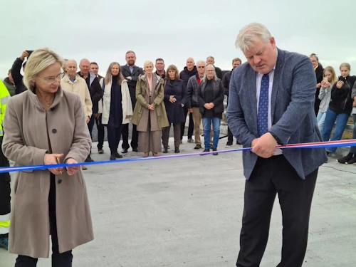 Sigurður Ingi Jóhannsson, samgöngu- og sveitarstjórnarráðherra, opnar nýjan Reykjaveg ásamt Bergþóru Þorkelsdóttur, forstjóra Vegagerðarinnar.