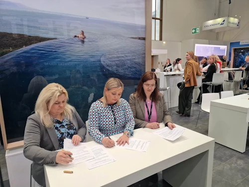 Menningar- og viðskiptaráðherra skrifar undir samning við við Markaðsstofu Norðurlands og Austurbrú.