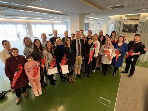 Styrkþegar á athöfn í ráðuneytinu í dag ásamt Guðmundi Inga Guðbrandssyni, félags- og vinnumarkaðsráðherra, Paolu Cardenas, formanni innflytjendaráðs, Ásthildi Linnet, starfsmanni innflytjendaráðs, og fleiri góðum gestum.