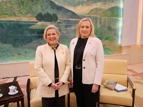 Halla Tómasdóttir forseti Íslands og Þorbjörg S. Gunnlaugsdóttir dómsmálaráðherra í Höll alþýðunnar í Peking