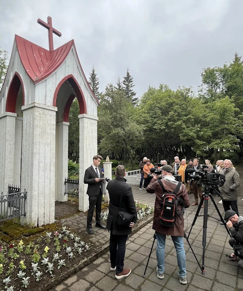 Jóhann Páll Jóhannsson, umhverfis-, orku- og loftslagsráðherra, staðfestir friðlýsingu vegna Hólavallagarðs við Suðurgötu.