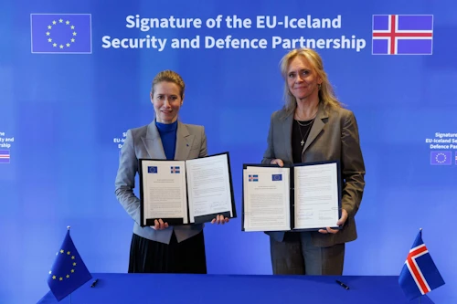 Þorgerður Katrín Gunnarsdóttir utanríkisráðherra og Kaja Kallas utanríkismálastjóri Evrópusambandsins að lokinni undirskrift.