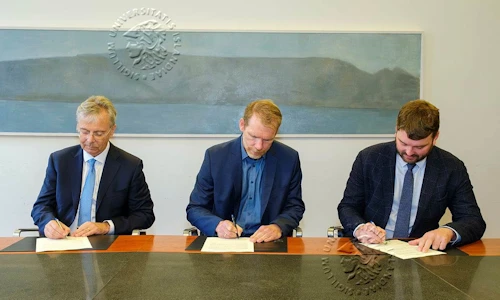 Jón Atli Benediktsson, rektor Háskóla Íslands, Dr. David Reimer prófessor og Ásmundur Einar Daðason, mennta- og barnamálaráðherra, undirrita viljayfirlýsingu í Háskóla Íslands í dag