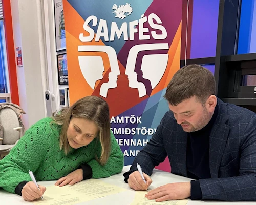 Guðrún Svava Baldursdóttir formaður Samfés og Ásmundur Einar Daðason, mennta- og barnamálaráðherra, undirrita samning í húsakynnum Samfés