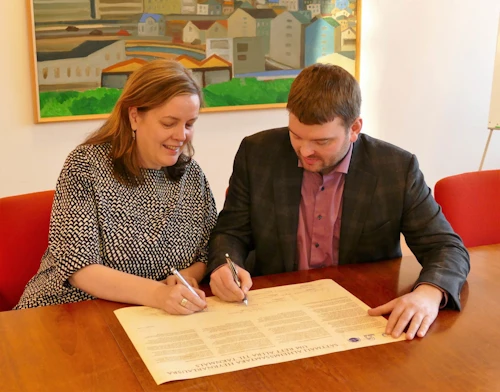 Ásmundur Einar Daðason, félags- og barnamálaráðherra, og Svandís Svavarsdóttir, heilbrigðisráðherra, rita saman undir sáttmála Alheimssamtaka heyrnarlausra um rétt allra til táknmáls