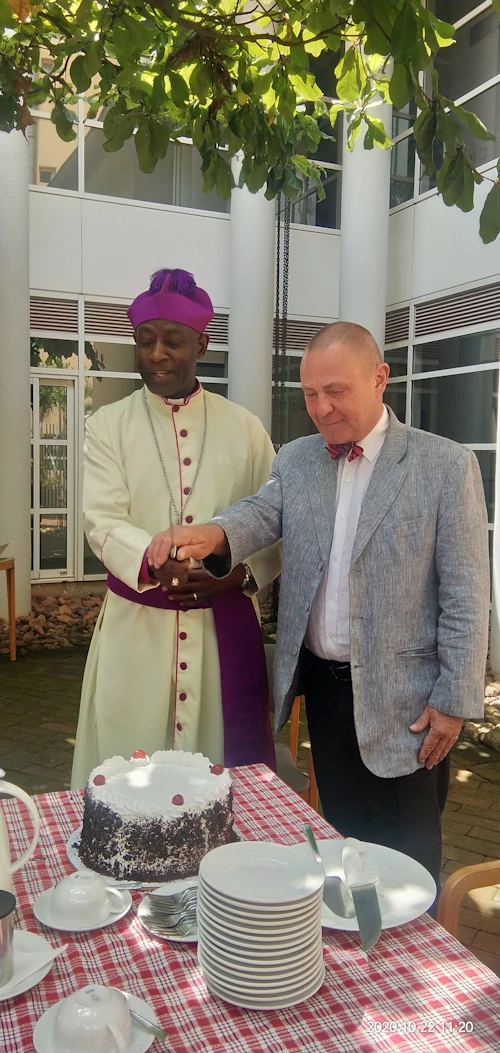 Stephen Kaziimba erkibiskup og Finnbogi Rútur Arnarsson starfandi forstöðumaður sendiráðs Íslands í Kampala.