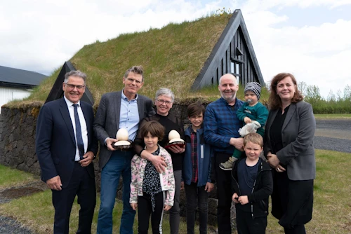   F.v - Árni Bragason landgræðslustjóri, Tryggvi Felixson formaður Landverndar, Sigríður Heiðmundsdóttir og Viðar Steinarsson frá Kaldbak á Rangárvöllum með fjórum barnabörnum, Svandís Svavarsdóttir matvælaráðherra. 