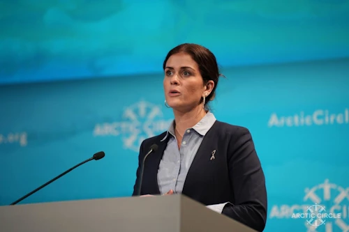 Þórdís Kolbrún Reykfjörð Gylfadóttir utanríkisráðherra í ræðustól á Arctic Circle 2022.
