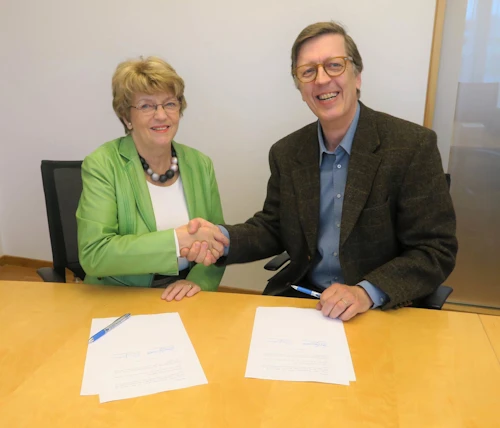 Samningarnir undirritaðir Sigrún Magnúsdóttir, umhverfis- og auðlindaráðherra og Björn Þorsteinsson, rektor LBHÍ, undirrituðu samningana.