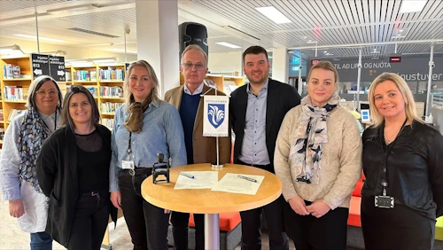 Hera Ósk Einarsdóttir, Hilma Hólmfríður Sigurðardóttir, Ásta Kristín Guðmundsdóttir, Kjartan Már Kjartansson bæjarstjóri Reykjanesbæjar, Ásmundur Einar Daðason, mennta- og barnamálaráðherra, Vilborg Pétursdóttir og Laufey Bjarnadóttir við undirritun samnings í Reykjanesbæ