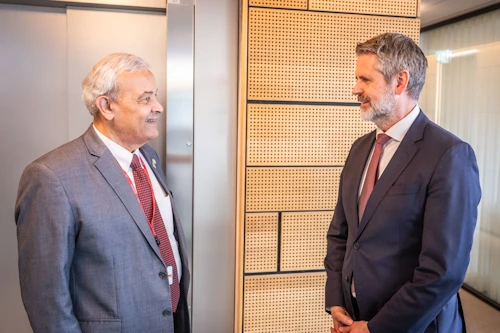 Martin Eyjólfsson ráðuneytisstjóri utanríkisráðuneytisins ræðir við Dr. Younis Al-Khatib, forseta palestínska Rauða hálfmánans.