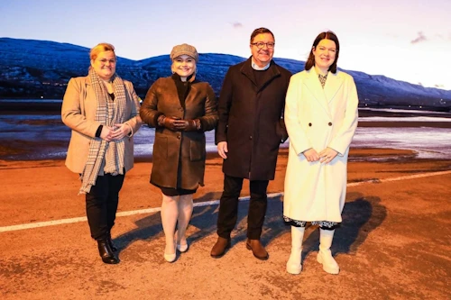 Á Akureyrarflugvelli: Arnheiður Jóhannsdóttir framkvæmdarstjóri Markaðsstofu Norðurlands, Lilja Alfreðsdóttir menningar- og viðskiptaráðherra, Pétur Óskarsson forstjóri Íslandsstofu og Dagmar Ýr Stefánsdóttir framkvæmdarstjóri Austurbrúar.