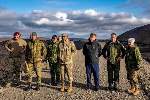 Yfirmenn hermála á Íslandi, Bandaríkjunum, Danmörku, Noregi, Finnlandi, Kanada og Svíþjóð skoðuðu aðstæður á gossvæðunum við Grindavík. Hér eru þeir á varnargarði við Svartsengi.