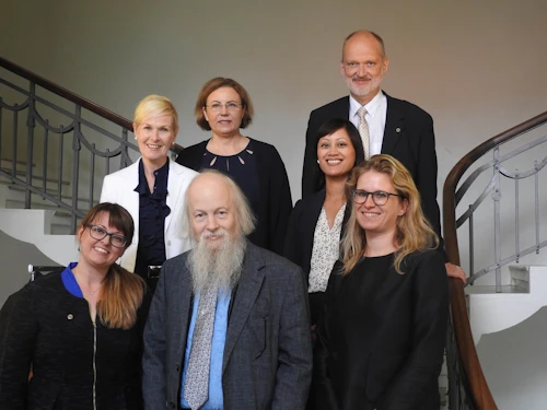 Frá fundinum í Safnahúsinu við Hverfisgötu.  Fremst f.v., fulltrúar frá netöryggissetrinu í Oxford: Maria Bada, Michael Goldsmith prófessor og Carolin Weisser. Fyrir aftan eru frá samgöngu- og sveitarstjórnarráðuneytinu f.v. Ragnhildur Hjaltadóttir, Guðbjörg Sigurðardóttir, Vigdís Ósk Häsler Sveinsdóttir og Sigurður Emil Pálsson.