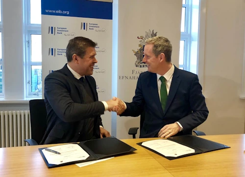 Bjarni Benediktsson og Andrew McDowell við undirritunina í dag.