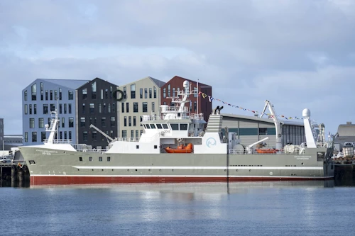 Hafrannsóknaskipið Þórunn Þórðardóttir HF 300 fyrir framan höfuðstöðvar Hafrannsóknastofnunar í Hafnarfirði.
