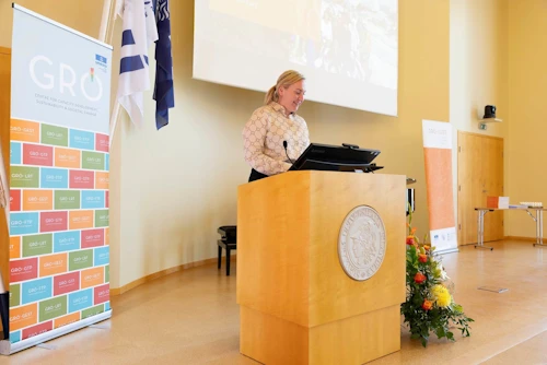 Þorbjörg Sigríður Gunnlaugsdóttir dómsmálaráðherra flytur ávarp við útskrift Jafnréttisskóla Gró.