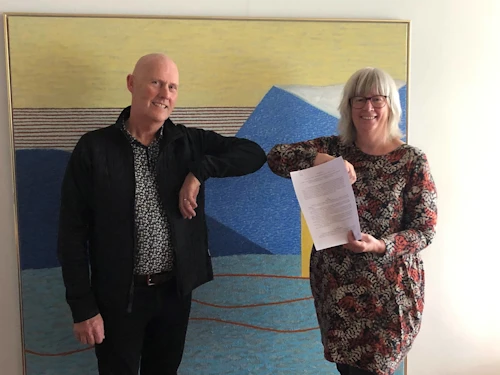 Haraldur Pálsson, stofnandi Áveitunnar ehf. og Ágústa Gísladóttir, deildarstjóri á alþjóða- og þróunarsamvinnuskrifstofu utanríkisráðuneytisins, við undirritun samningsins.