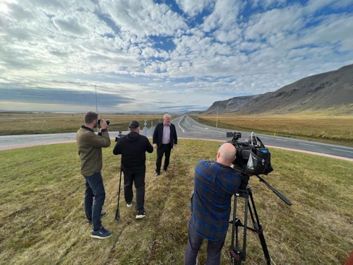 Sigurður Ingi Jóhannsson, innviðaráðherra í sjónvarpsviðtali á hringtorginu við Suðurlandsveg og Biskupstungnabraut.