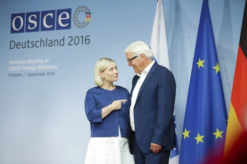 Frank-Walter Steinmeier tekur á móti Lilju Alfreðsdóttur á ÖSE-fundi í Potsdam.