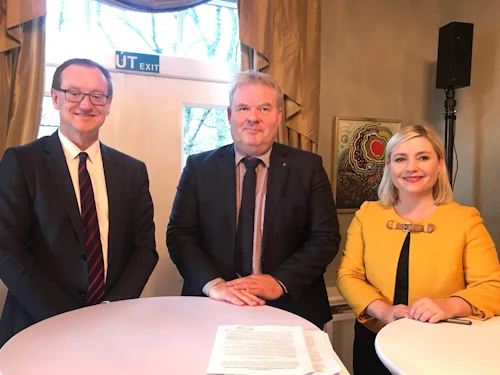 •	Páll Björgvin Guðmundsson, framkvæmdastjóri SSH, Sigurður Ingi Jóhannsson, samgöngu- og sveitarstjórnarráðherra, og Lilja Alfreðsdóttir, mennta- og menningarmálaráðherra.
