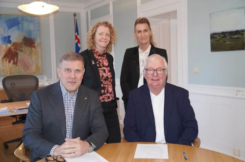Bjarni Benediktsson, félags- og vinnumarkaðsráðherra, Helgi Pétursson, formaður Landssambands eldri borgara (LEB), Oddný Árnadóttir framkvæmdastjóri LEB og Ásgerður Guðmundsdóttir verkefnastjóri heilsueflingar hjá LEB. 