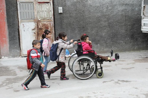 Emine og systkini hennar á leið í skólann. Ljósmynd: UNICEF