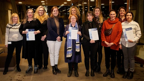 f.v. Guðrún Gísladóttir skrifstofustjóri í matvælaráðuneyti, Kristín I Pálsdóttir og Þórunn Sif Böðvarsdóttir frá Rótinni, Svandís Svavarsdóttir matvælaráðherra, Kristín Ástgeirsdóttir frá menningar- og minningarsjóði kvenna, Linda Dröfn Gunnarsdóttir framkv.stýra Kvennaathvarfsins, Joanna Ginter og Marion Poilvez frá samtökum erlendra kvenna, Hildur Vala Einarsdóttir frá Stelpur rokka, Guðríður Sigurðardóttir frá menntasjóði mæðrastyrksnefndar og Bahiyeh Alinaghizadeh frá Stelpur rokka.