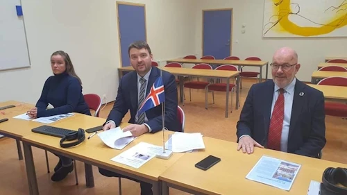 Ásmundur Einar Daðason, félags- og barnamálaráðherra, fyrir fundinn með Gissuri Péturssyni, ráðuneytisstjóra félagsmálaráðuneytisins og Sigrúnu Dögg Kvaran, sérfræðingi í félagsmálaráðuneytinu.