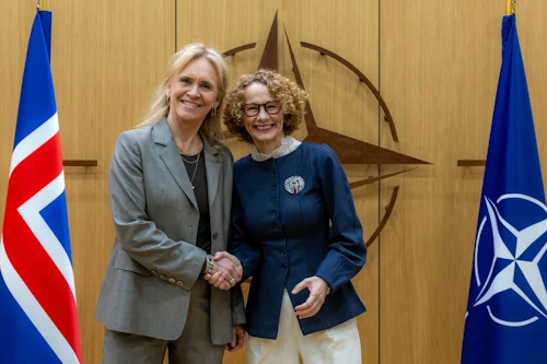 Þorgerður Katrín Gunnarsdóttir utanríkisráðherra ásamt Radmila Shekerinska varaframkvæmdastjóra Atlantshafsbandalagsins.