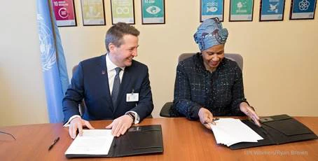 Guðlaugur Þór og Phumzile Mlambo-Ngcuka við undirritun samningsins í New York.