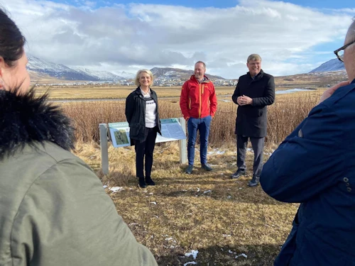 Guðmundur Ingi Guðbrandsson, umhverfis- og auðlindaráðherra, Sigríður Auður Arnardóttir ráðuneytisstjóri og Haraldur Sverrisson, bæjarstjóri Mosfellsbæjar, við friðlýsinguna.