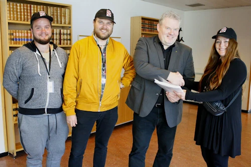 Undirskriftirafhentar, frá vinstri: Óttar Már Kárason, Eyþór Stefánsson, Sigurður Ingi Jóhannsson og Steinunn Káradóttir.
