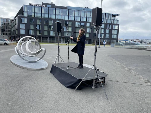 Katrín Jakobsdóttir forsætisráðherra flytur ávarp við afhjúpun útilistaverksins Himinglæva
