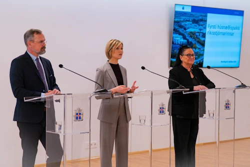 Daði Már Kristófersson, fjármála- og efnahagsráðherra, Kristrún Frostadóttir forsætisráðherra og Inga Sæland, félags- og húsnæðismálaráðherra kynntu fyrsta húsnæðispakka ríkisstjórnarinnar.