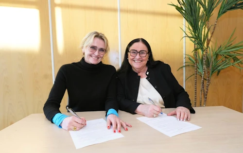 Viljayfirlýsingin undirrrituð. Inga Sæland, félags- og húsnæðismálaráðherra, og Heiða Björg Hilmisdóttir, borgarstjóri.