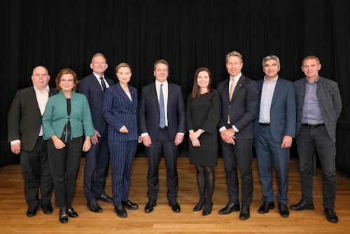 F.v. Petteri Kuuva f.h Finnlands, Karen Ellemann framkvæmdastjóri Norrænu ráðherranefndarinnar,  Stefan Fransman f.h. Álandseyja, Ebba Busch orkuráðherra Svíþjóðar, Guðlaugur Þór Þórðarson, umhverfis-, orku- og loftslagsráðherra, Louise Schack Elholm ráðherra norræns samstarfs fh. Danmerkur, Terje Asland orkuráðherra Noregs,  Kalistat Lund orkuráðherra Grænlands, Kári Mortensen fh. Færeyja.