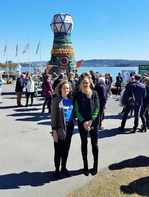 Björt Ólafsdóttir, umhverfis- og auðlindaráðherra ásamt Margréti Hugadóttur, verkefnisstjóra hjá Landvernd sem stýrir íslensku plasthreinsunarátaki sem hófst á dögunum. Í bakgrunni má sjá vita sem búinn var til ur plastúrgangi ur sjónum vid Noregsstrendur í tilefni af #CleanSeas àtakinu.