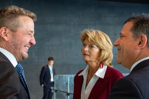 Utanríkisráðherra ásamt Lisu Murkowski öldungardeildarþingmanni og Jeffrey Gunther sendiherra