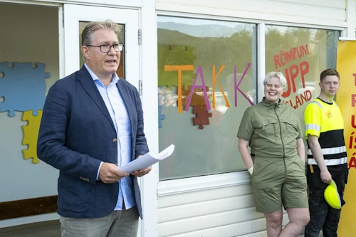 Hörður Sigurðsson, formaður Styrktarfélags lamaðra og fatlaðra, flutti ávarp við vígslu rampsins við sumarbúðirnar í Reykjadal.