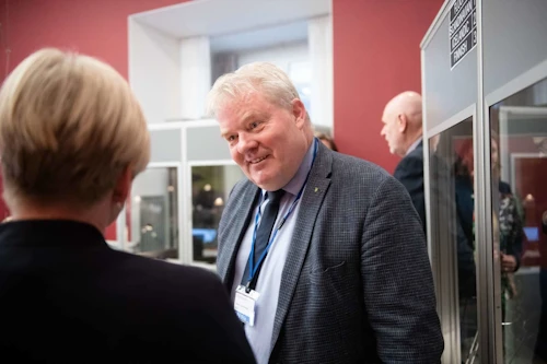 Sigurður Ingi Jóhannsson, samstarfsráðherra Norðurlanda, ræðir við þinggest á Norðurlandaráðsþingi..