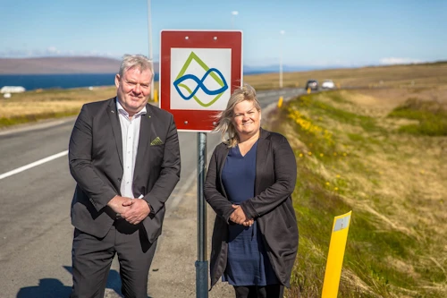 Sigurður Ingi Jóhannsson, samgöngu- og sveitarstjórnarráðherra, og Arnheiður Jóhannsdóttir, framkvæmdastjóri Markaðsstofu Norðurlands, við nýja skiltið um ferðamannaveginn Norðurstrandarleið.