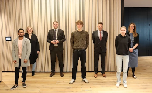 Ásmundur Einar Daðason félags- og barnamálaráðherra, Birna Þórarinsdóttir, framkvæmdastjóri UNICEF á Íslandi og Gunnar Einarsson, bæjarstjóri Garðabæjar undirrituðu í gær, 1. október,  samstarfssamning um verkefnið Barnvæn sveitarfélög.