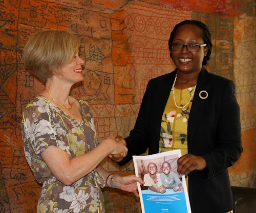 Unnur Orradóttir Ramette sendiherra Íslands og Doreen Mulenga fulltrúi UNICEF eftir undirritun samninga. Ljósmynd: UNICEF